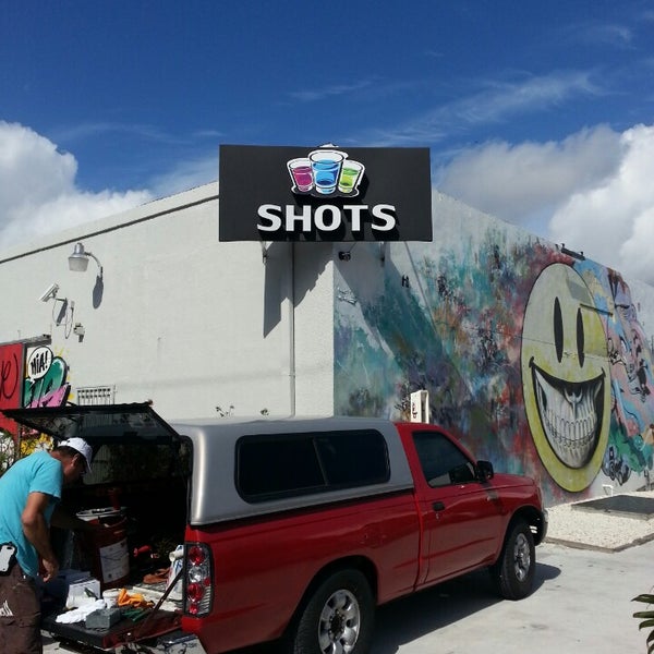 Снимок сделан в SHOTS Miami пользователем Mibsan P. 11/12/2013