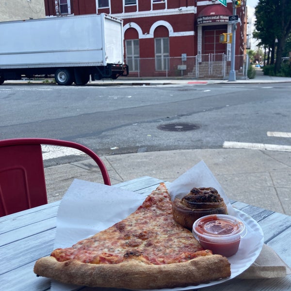 Photo taken at Williamsburg Pizza by Elska M. on 7/28/2021