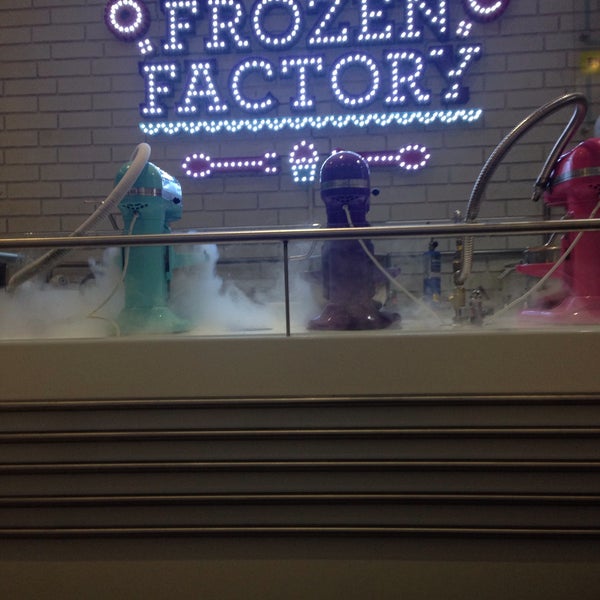 12/15/2014에 Beka M.님이 The Fabulous Frozen Factory에서 찍은 사진