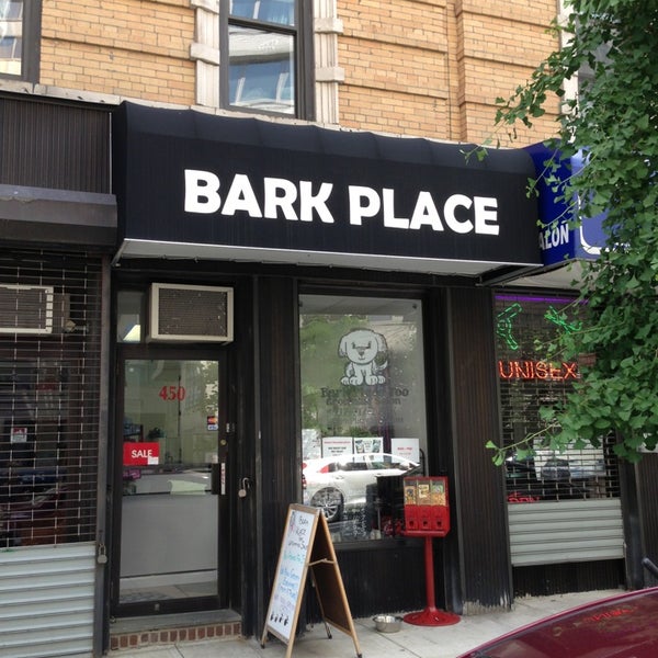 Снимок сделан в Bark Place NYC on 1st пользователем Ricky T. 6/15/2013