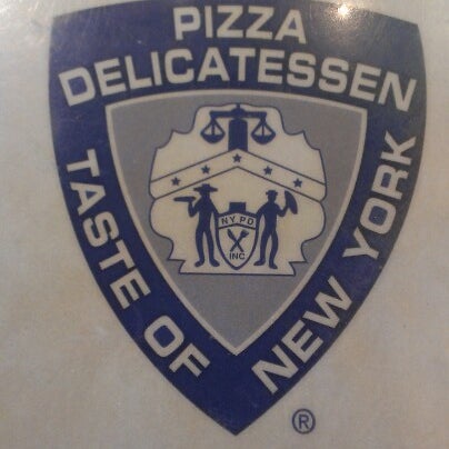 12/31/2012 tarihinde David C.ziyaretçi tarafından NYPD Pizza'de çekilen fotoğraf