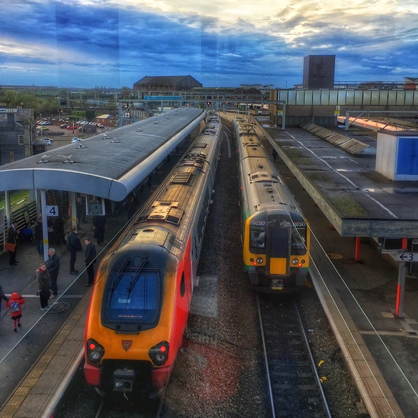 Foto tirada no(a) Wolverhampton Railway Station (WVH) por Mat W. em 3/31/2017