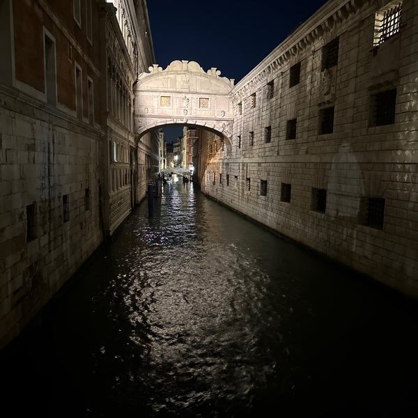 รูปภาพถ่ายที่ Ponte dei Sospiri โดย Saleh เมื่อ 9/11/2023