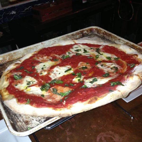 Das Foto wurde bei Ducali Pizzeria &amp; Bar von Amanda R. am 4/30/2013 aufgenommen
