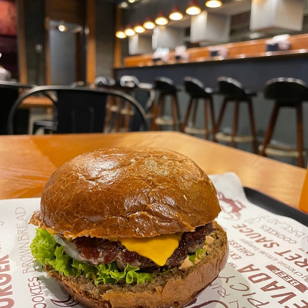 Foto diambil di Nevada Burger oleh SALEH A.B pada 5/10/2022