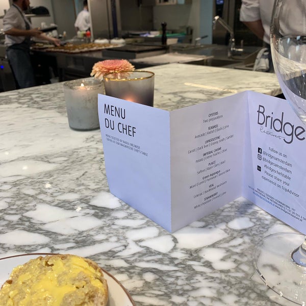Das Foto wurde bei Bridges Restaurant von Shane J. am 7/25/2019 aufgenommen