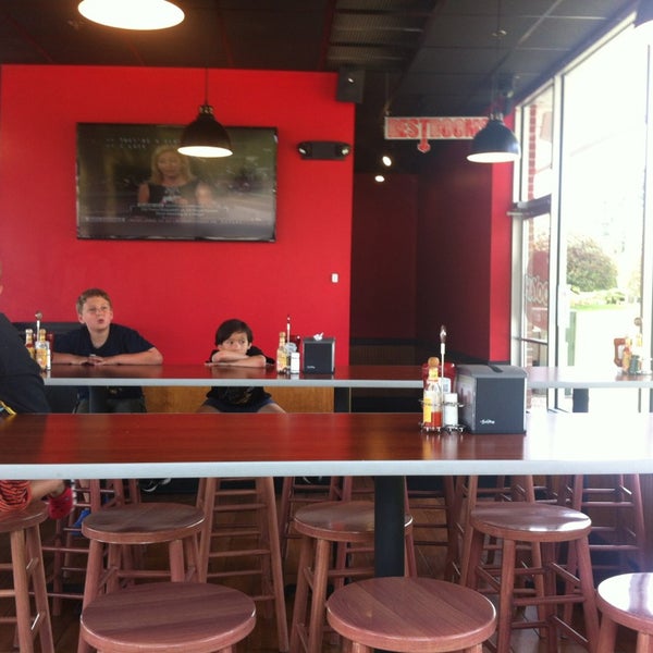 Foto diambil di MOOYAH Burgers, Fries &amp; Shakes oleh Lily L. pada 9/8/2013