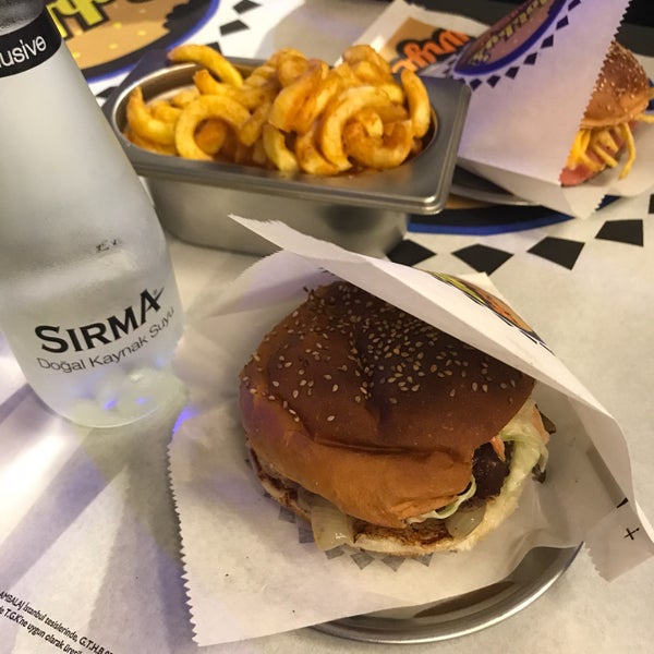 Foto scattata a Dobby&#39;s Burger Place da Aleyna Ç. il 7/30/2017