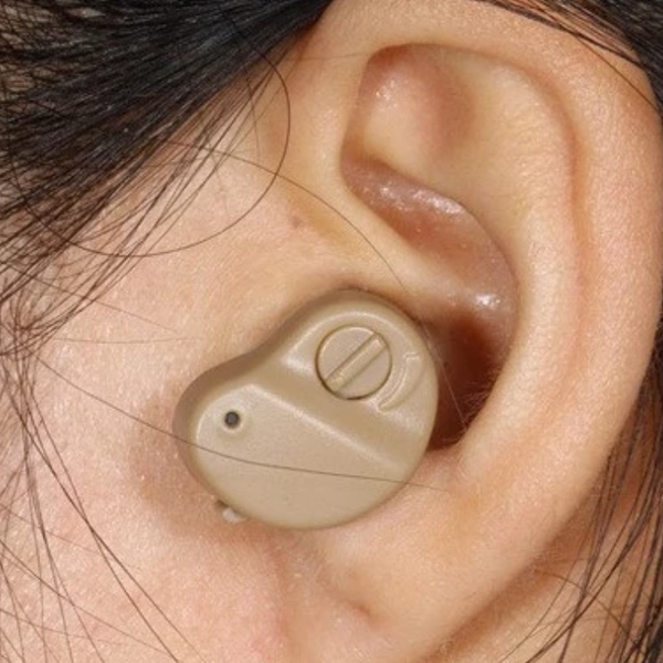 Звуковой компакт. Внутриушной слуховой аппарат на человеке. Аппарат для слуха. Наушники для плохослышащих людей пожилых. Чудо слух.