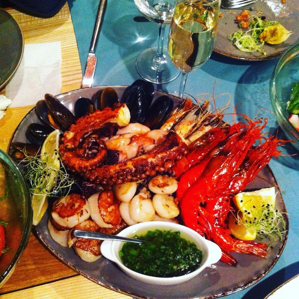 Photo prise au FISH HOUSE Oyster Bar &amp; Restaurant par Ljusi le12/30/2015