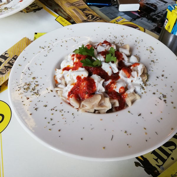 Das Foto wurde bei Kaşif Cafe / heykel von Fyz . am 7/29/2019 aufgenommen