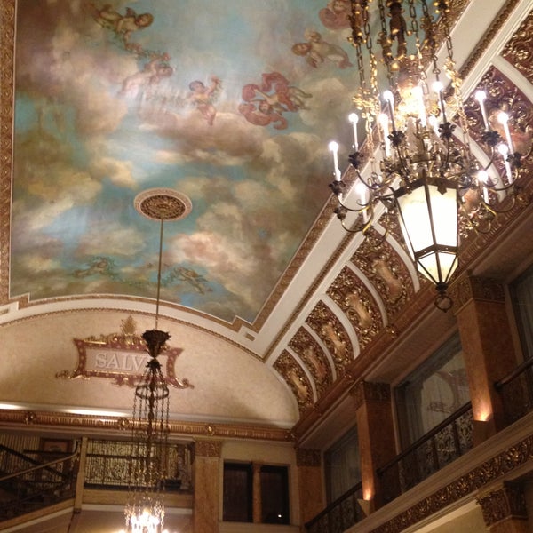 รูปภาพถ่ายที่ The Pfister Hotel โดย Chad J. เมื่อ 4/19/2013