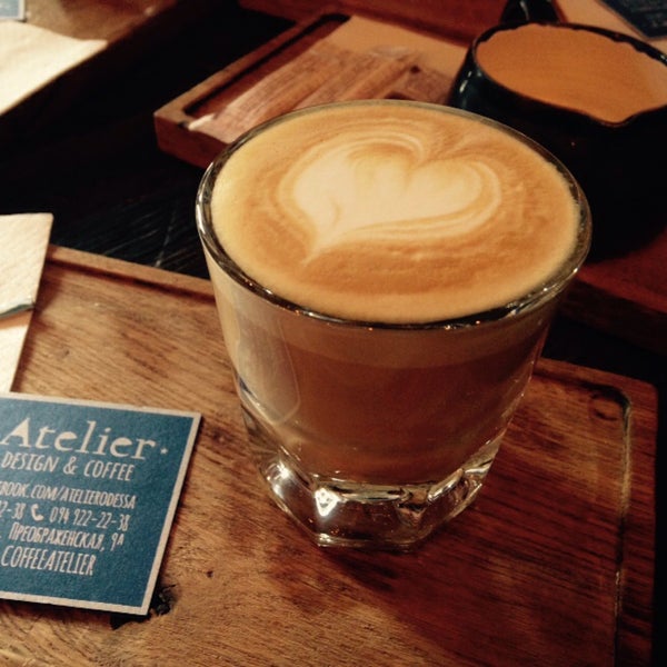 Foto tirada no(a) Atelier. Design &amp; Coffee por Kristina em 5/3/2015