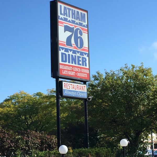 รูปภาพถ่ายที่ Latham &#39;76 Diner โดย Lisa L. เมื่อ 10/5/2016