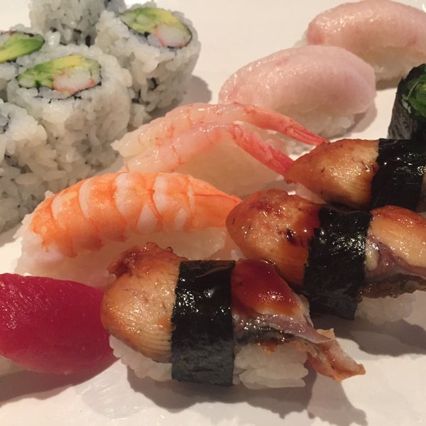 รูปภาพถ่ายที่ Kumo Sushi โดย mets เมื่อ 8/27/2015