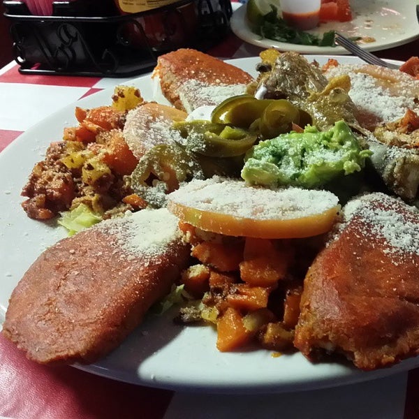 4/22/2015에 John H.님이 Las Cazuelas Mexican Restuarant에서 찍은 사진