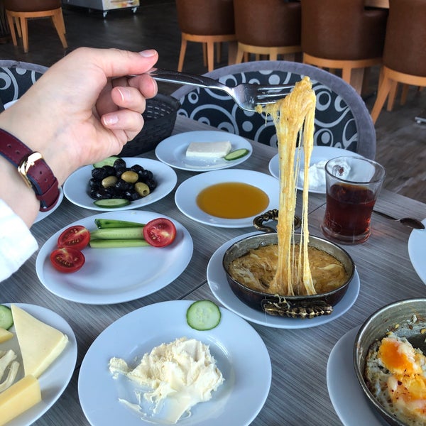 Das Foto wurde bei Şahin Tepesi Restaurant &amp;  Cafe von Nurdan G. am 8/3/2020 aufgenommen
