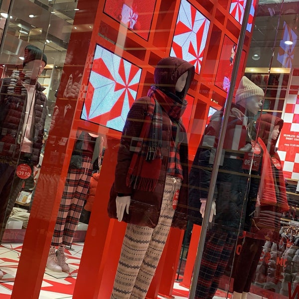 Photo taken at UNIQLO by Marv on 12/9/2018