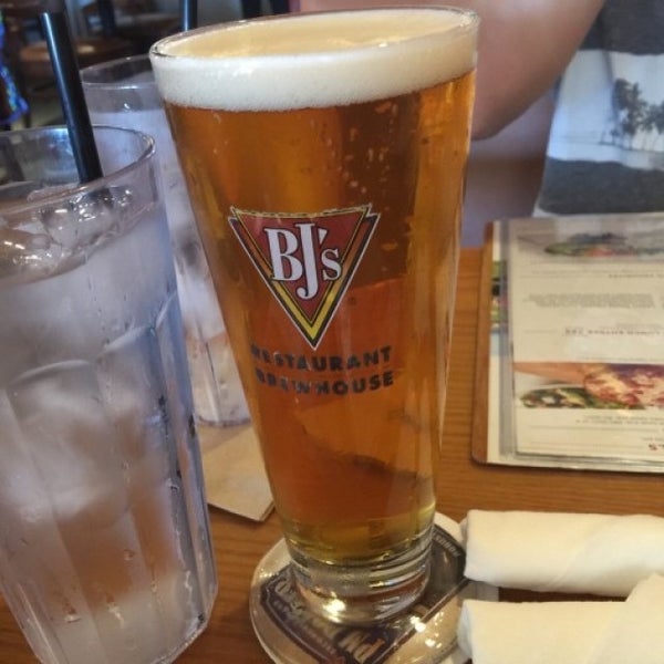 Photo taken at BJ&#39;s Restaurant &amp; Brewhouse by Steven M. on 8/10/2015