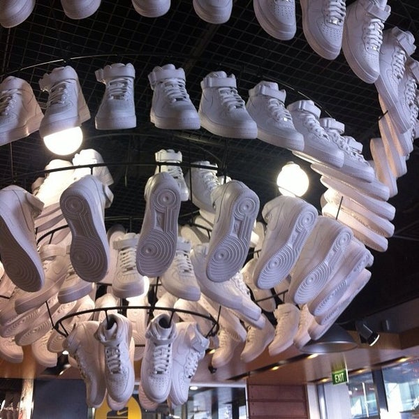 Nike top store britomart