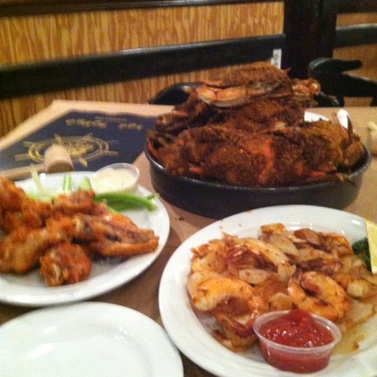 10/19/2012 tarihinde K.C. W.ziyaretçi tarafından Crackpot Seafood Restaurant'de çekilen fotoğraf