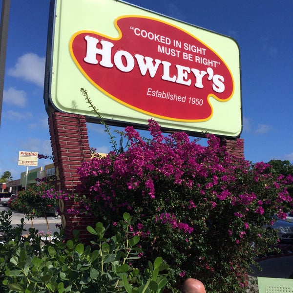 Foto diambil di Howley&#39;s Restaurant oleh Ben T. pada 12/13/2015