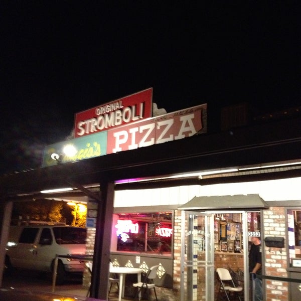 Foto tirada no(a) Tony Di Maggio&#39;s Pizza por Dizzle R. em 5/2/2013
