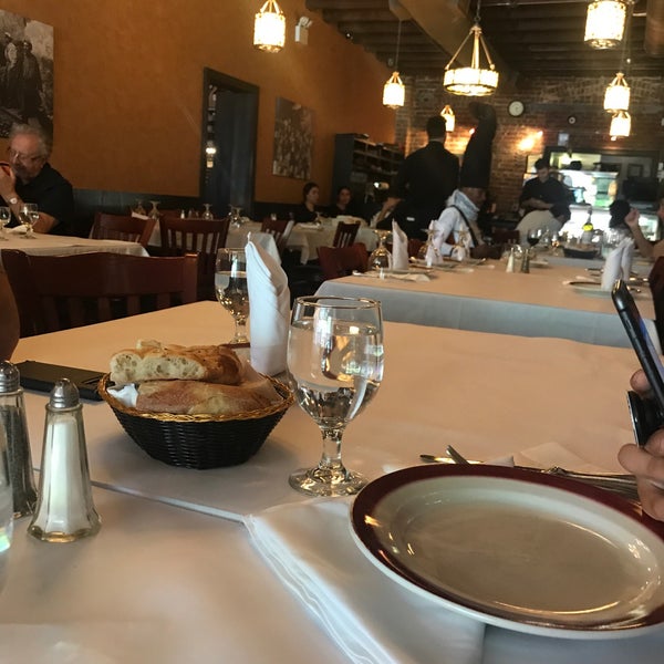 Das Foto wurde bei Taci&#39;s Beyti Restaurant von Volkan C. am 5/25/2018 aufgenommen