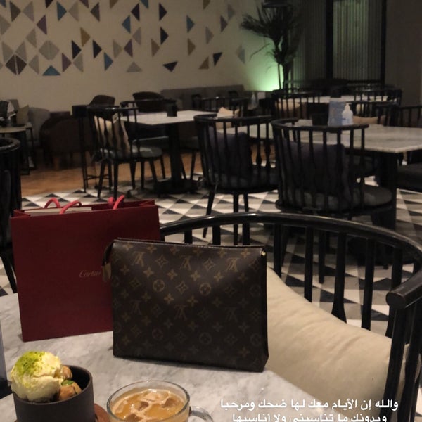 Das Foto wurde bei Rozana Lounge روزنة لاونج von TA🦋 am 7/16/2021 aufgenommen