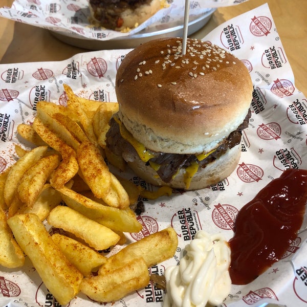 Foto diambil di Burger Republic oleh 🇹🇷 Zekk 🇹🇷 pada 11/25/2018