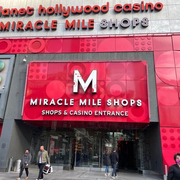 รูปภาพถ่ายที่ Miracle Mile Shops โดย K W. เมื่อ 12/21/2021