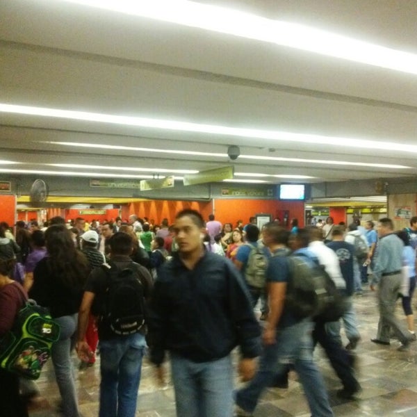 Metro Hidalgo (Líneas 2 y 3) - Av. Paseo de la Reforma