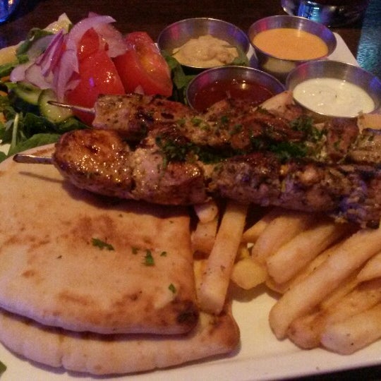 1/23/2014 tarihinde Shanki R.ziyaretçi tarafından Costas Taverna Greek Restaurant and Ouzo Bar'de çekilen fotoğraf