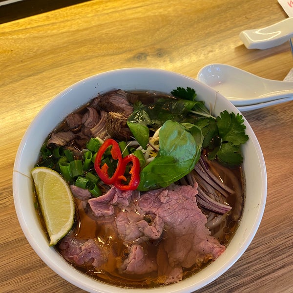 Тонкотсу рамен. Фигурка для рамена. Тонкотсу рамен. Годзилла рамен пенза меню. Годзилла рамен.