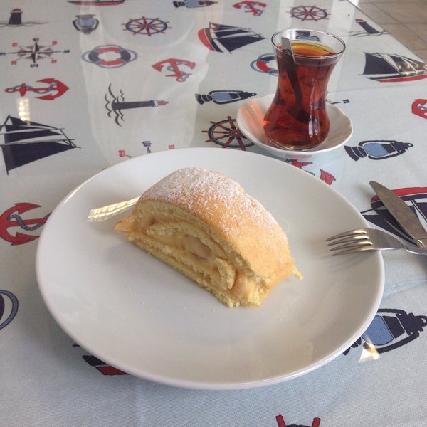 Das Foto wurde bei Cafe Az Şekerli von Melek Naz K. am 2/12/2016 aufgenommen