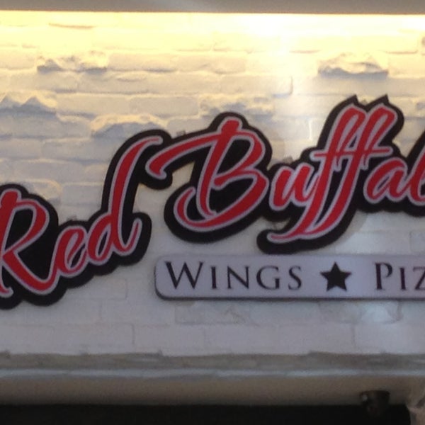 4/20/2013 tarihinde Mae F.ziyaretçi tarafından Red Buffalo Wings &amp; Pizza'de çekilen fotoğraf