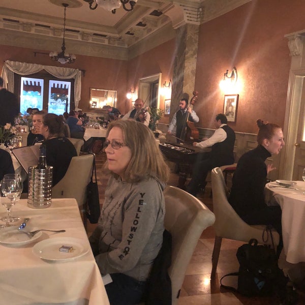 Photo prise au Dunacorso Restaurant par Murat A. le5/4/2019