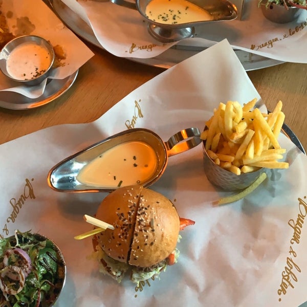 Photo taken at Burger &amp; Lobster by Close⭕️ on 12/4/2019