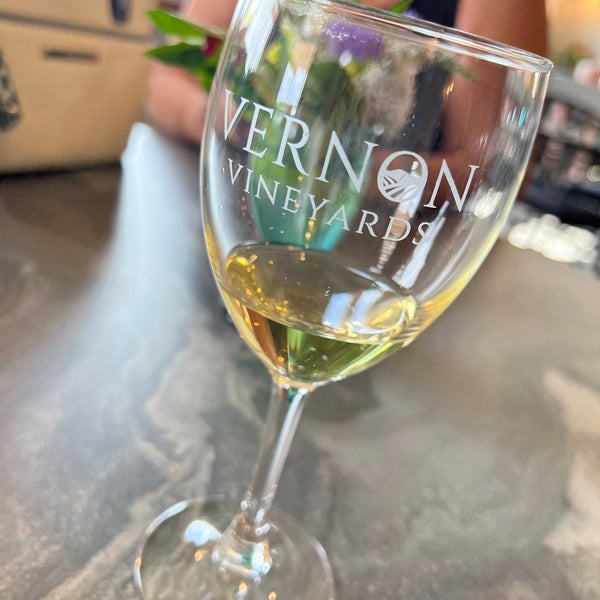 Снимок сделан в Vernon Vineyards Winery &amp; Tasting Room пользователем Jena S. 7/17/2022