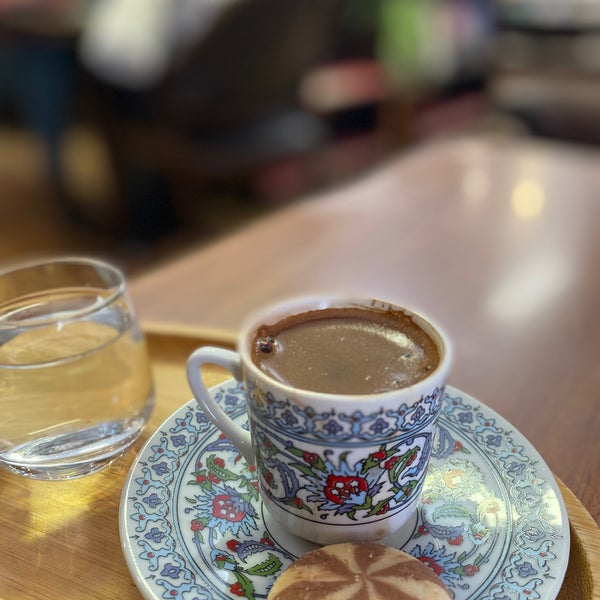 Photo taken at Adımlar Kitap &amp; Kafe by Pınar K. on 2/26/2022