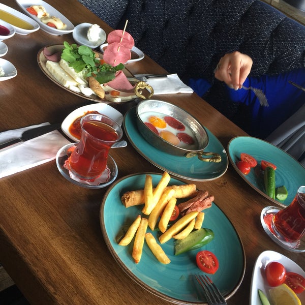 Das Foto wurde bei Lochka Cafe &amp; Restaurant von A.. İ. am 6/9/2019 aufgenommen