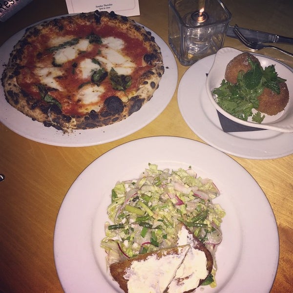 4/29/2015 tarihinde Selene S.ziyaretçi tarafından Pizzeria Ortica'de çekilen fotoğraf