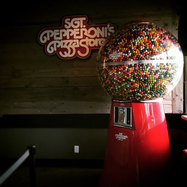 Снимок сделан в Sgt. Pepperoni&#39;s Pizza Store пользователем Selene S. 5/27/2015