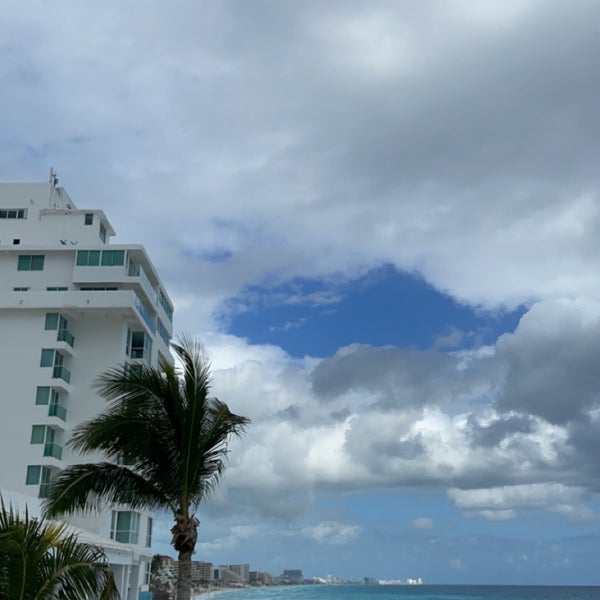 Foto diambil di Hard Rock Hotel Cancún oleh Fahad pada 12/26/2021