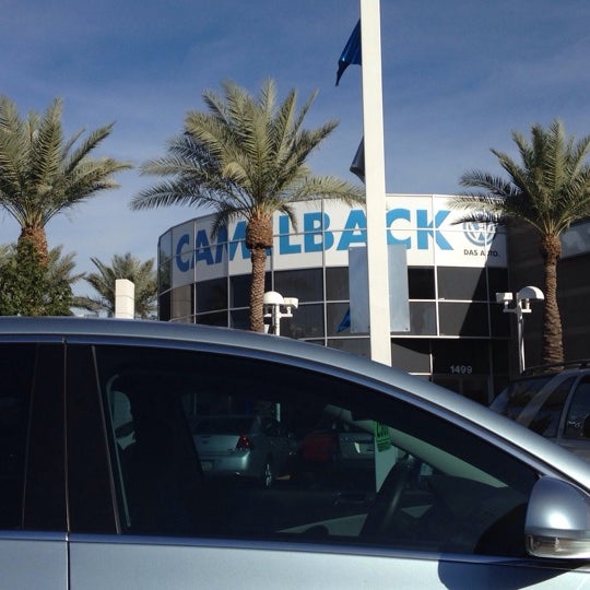 2/11/2014 tarihinde Kevin K.ziyaretçi tarafından Camelback Volkswagen'de çekilen fotoğraf