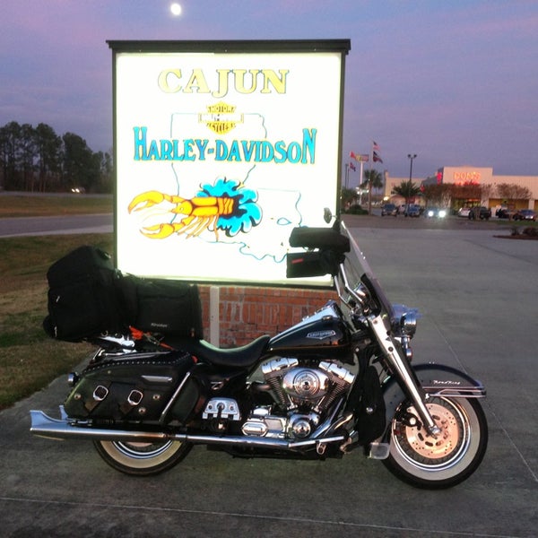รูปภาพถ่ายที่ Cajun Harley-Davidson โดย Jon M. เมื่อ 12/26/2012
