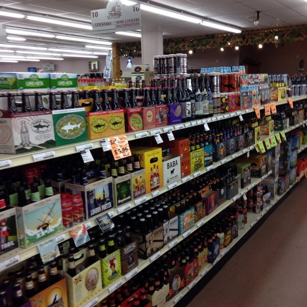 Foto scattata a Family Beer and Liquor da Jesse G. il 1/30/2014