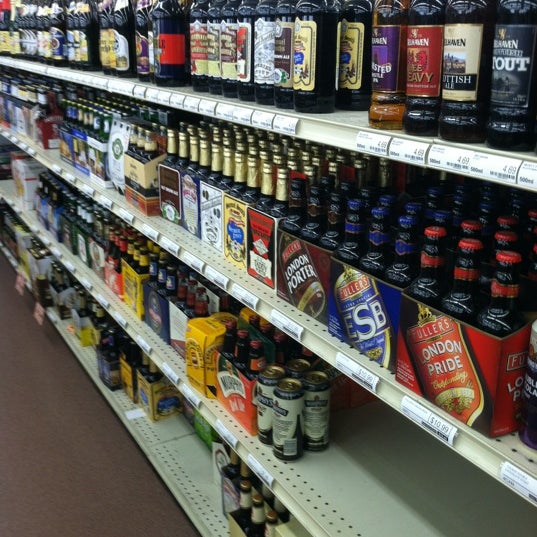 Foto tirada no(a) Family Beer and Liquor por Jesse G. em 10/25/2012