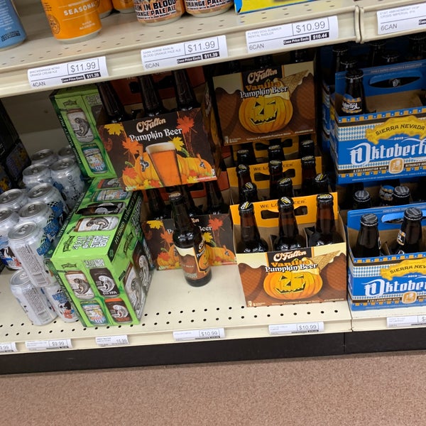Foto tirada no(a) Family Beer and Liquor por Jesse G. em 10/5/2019