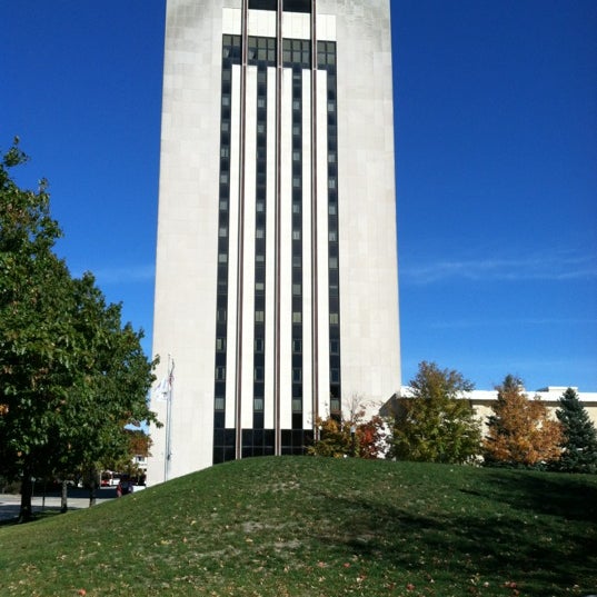 รูปภาพถ่ายที่ มหาวิทยาลัยนอร์ทเทิร์นอิลลินอยส์ โดย Jesse G. เมื่อ 10/12/2012